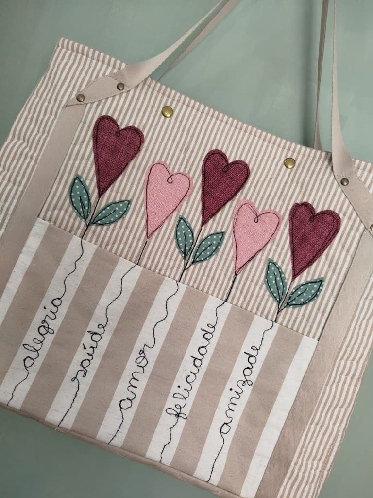 Peça bordada com anjo em bastidor