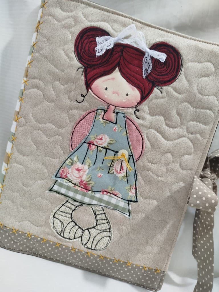 Capa quiltada com boneca em free motion