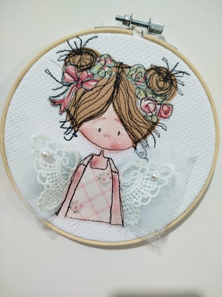 Bastidor com gansos em appliqué e bordado